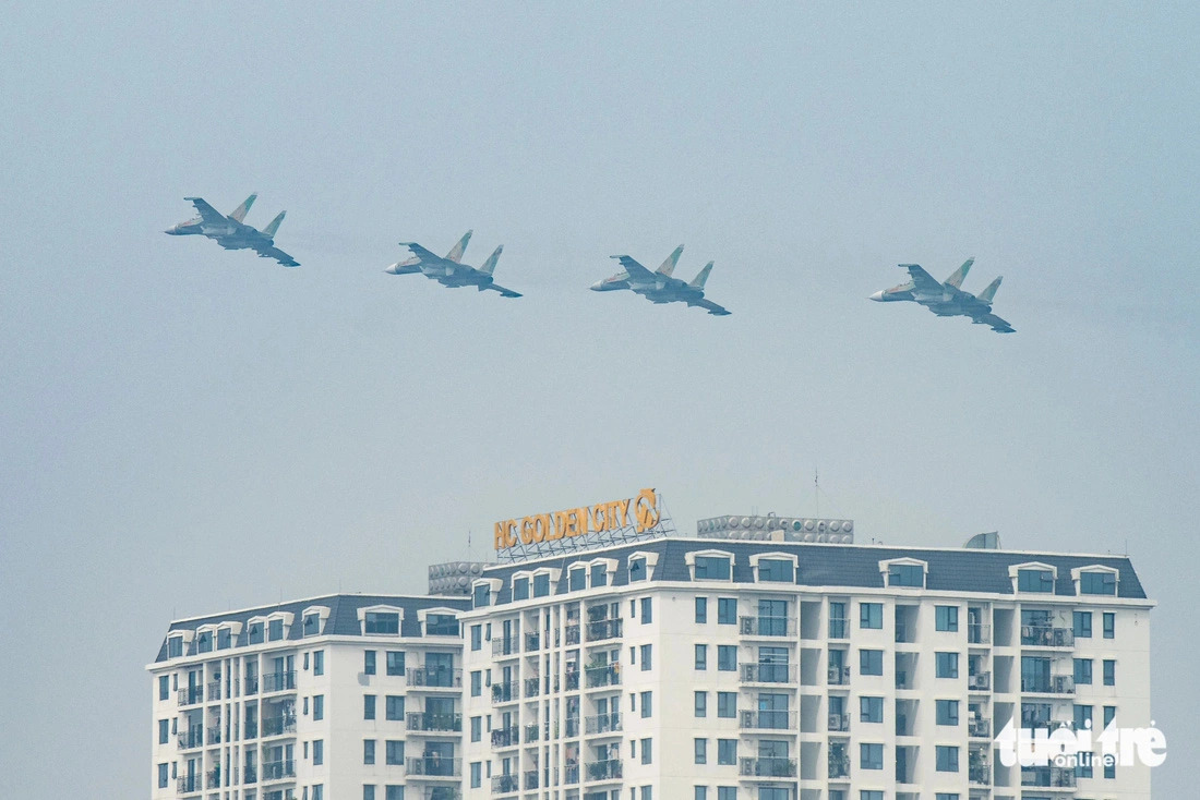 The Su-30MK2 jets, which take off from Kep Airport in Bac Giang Province, northern Vietnam, will return after completing the ceremonial flyover on November 25, 2024. Photo: Nam Tran / Tuoi Tre