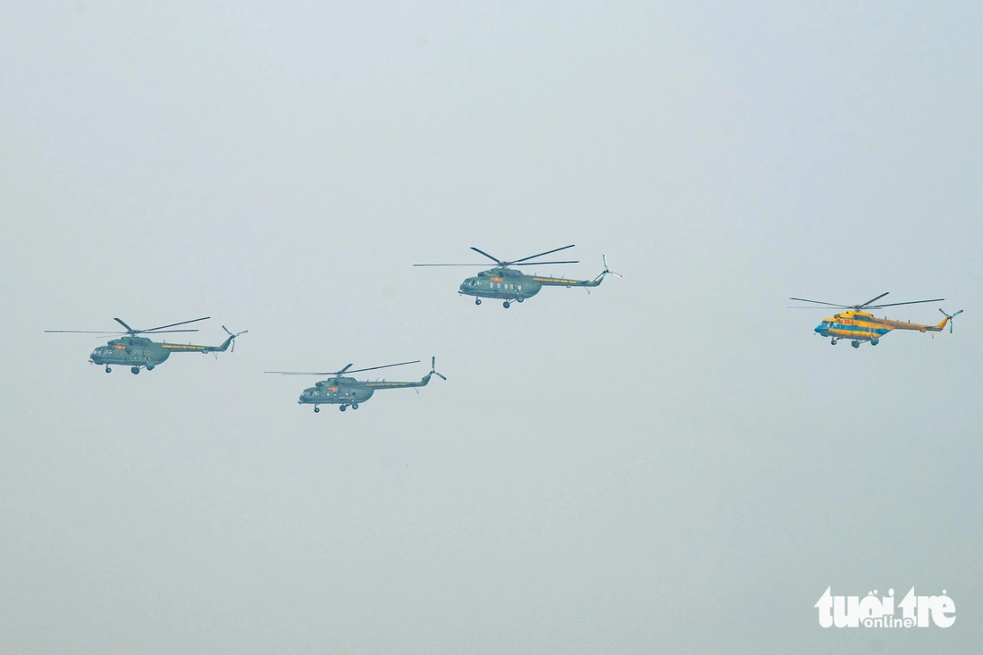 Mi-series helicopters join the rehearsal, flying over Hanoi near Gia Lam Airport on November 25, 2024. Photo: Nam Tran / Tuoi Tre