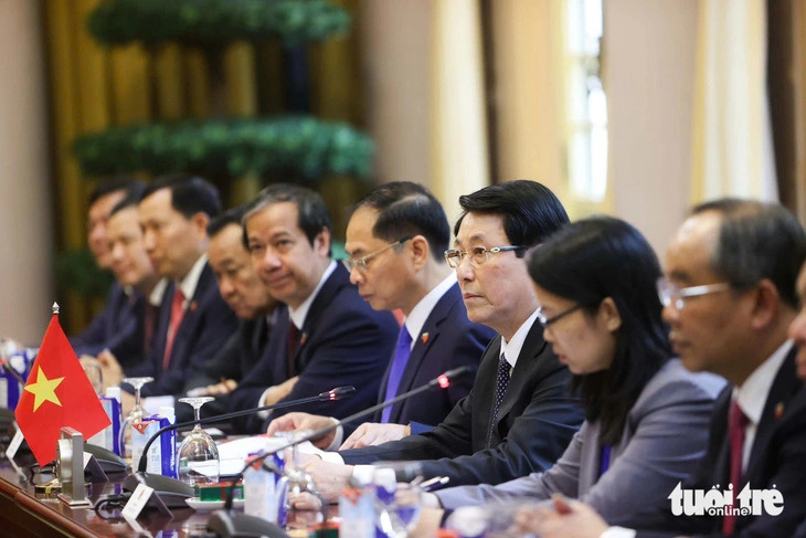 Vietnamese State President Luong Cuong (R, 3rd) speaks at the talks with his Bulgarian counterpart Rumen Radev in Hanoi, November 25, 2024. Photo: Nguyen Khanh / Tuoi Tre