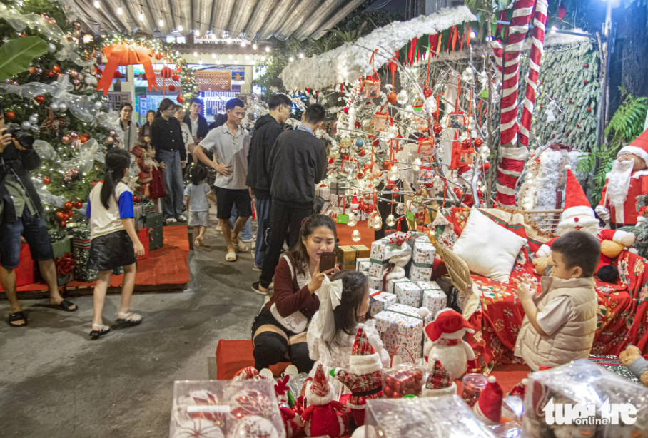 Christmas spirit lights up Da Nang