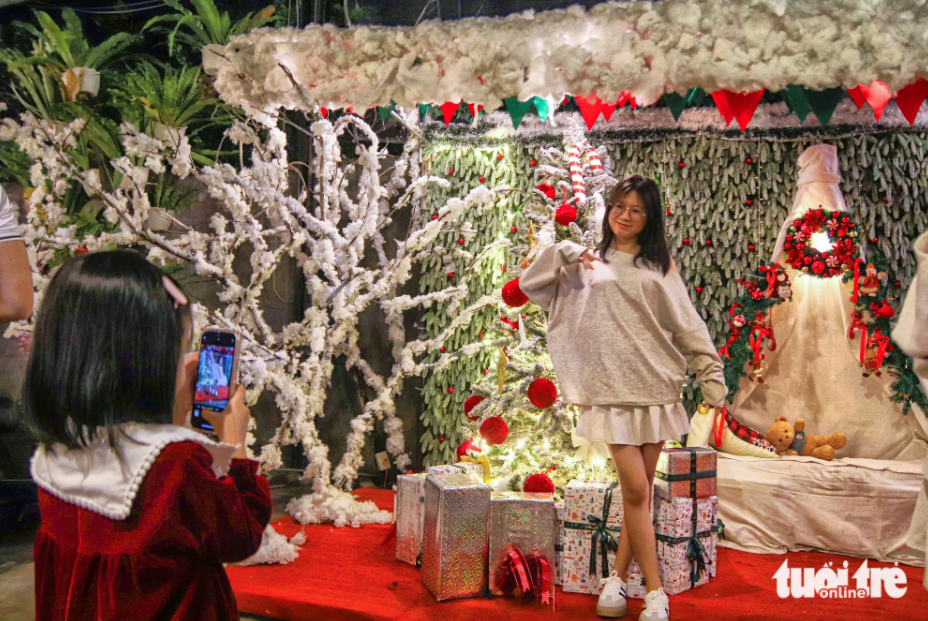 Many residents in Da Nang, especially the youth, are eager to go around the city to enjoy the early Christmas atmosphere. Photo: Thanh Nguyen / Tuoi Tre