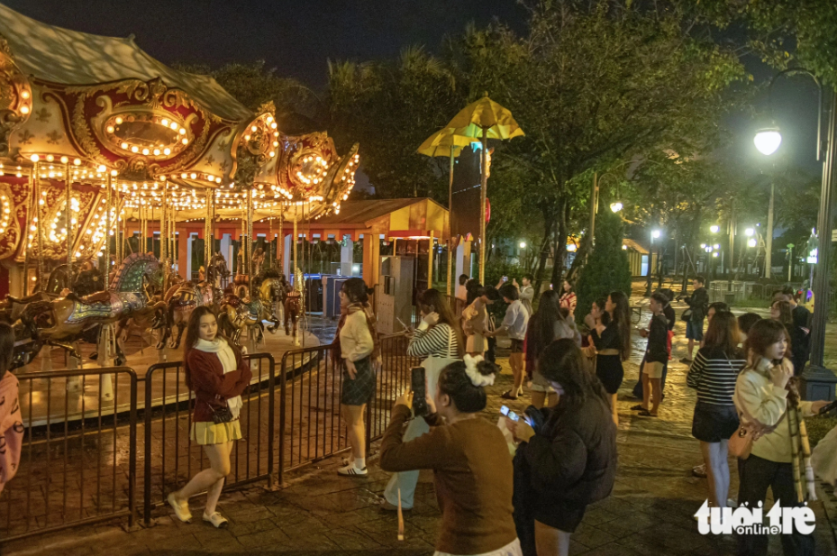 Many venues featuring the merry-go-round attract young people ahead of Christmas. Photo: Thanh Nguyen / Tuoi Tre