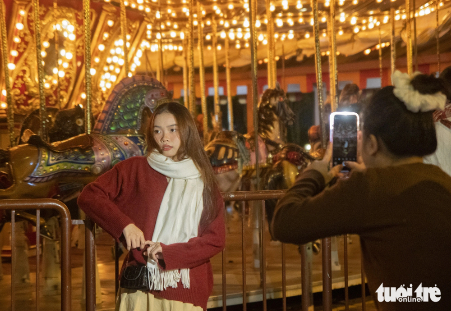 A merry-go-round area attracts young people ahead of Christmas. Photo: Thanh Nguyen / Tuoi Tre