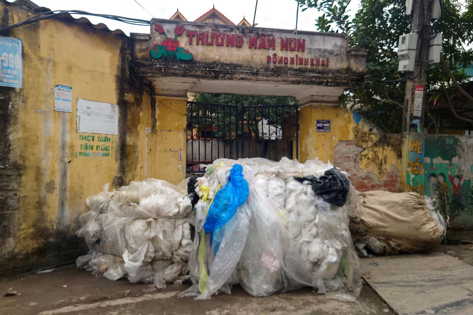 Plastic waste is placed in front of an abandoned kindergarten at Minh Khai Craft Village in Hung Yen Province, Vietnam, February 26, 2024. Photo: Reuters