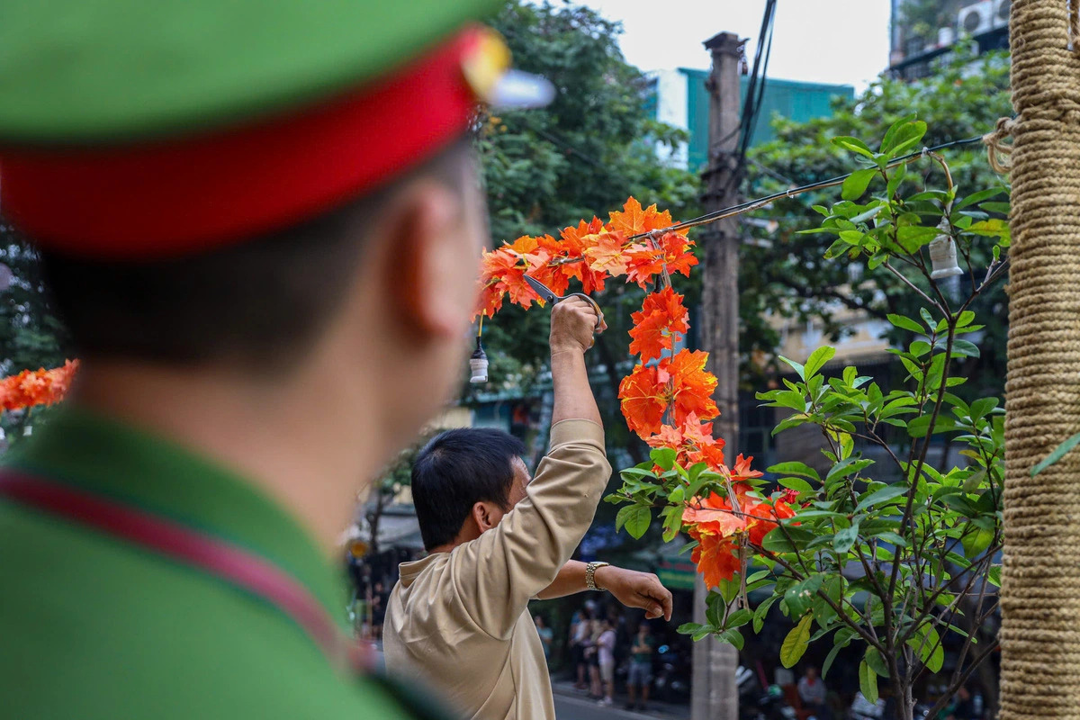 Decorative and retail items improperly placed near railway tracks in Hanoi’s café area are ordered to be removed. Photo: D. Tien / Tuoi Tre