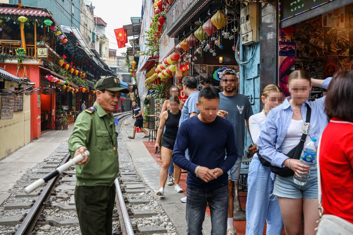 Authorities crack down on safety violations on Hanoi’s trackside café street