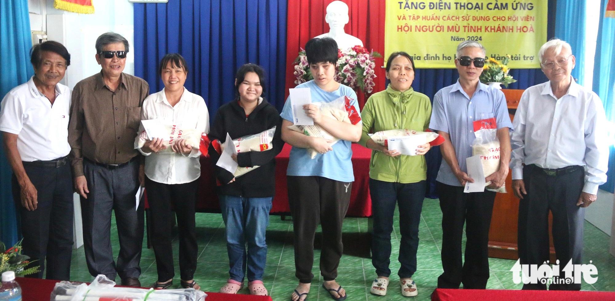 Blind individuals are presented with smartphones in Khanh Hoa Province, south-central Vietnam, November 25, 2024. Photo: Nguyen Hoang / Tuoi Tre