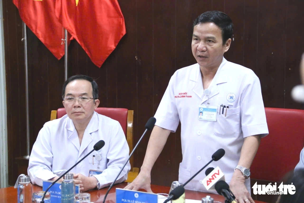 Assoc. Prof. Le Dinh Thanh, director of Thong Nhat Hospital in Ho Chi Minh City, speaks at a press briefing about an organ donor who saved seven lives across Vietnam, November 26, 2024. Photo: Bui Nhi / Tuoi Tre