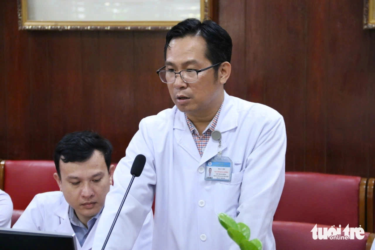 Nguyen Duy Cuong, head of the general planning department at Thong Nhat Hospital in Ho Chi Minh City, speaks at a press briefing about a brain-dead donor who has saved seven lives across Vietnam, November 26, 2024. Photo: Bui Nhi / Tuoi Tre