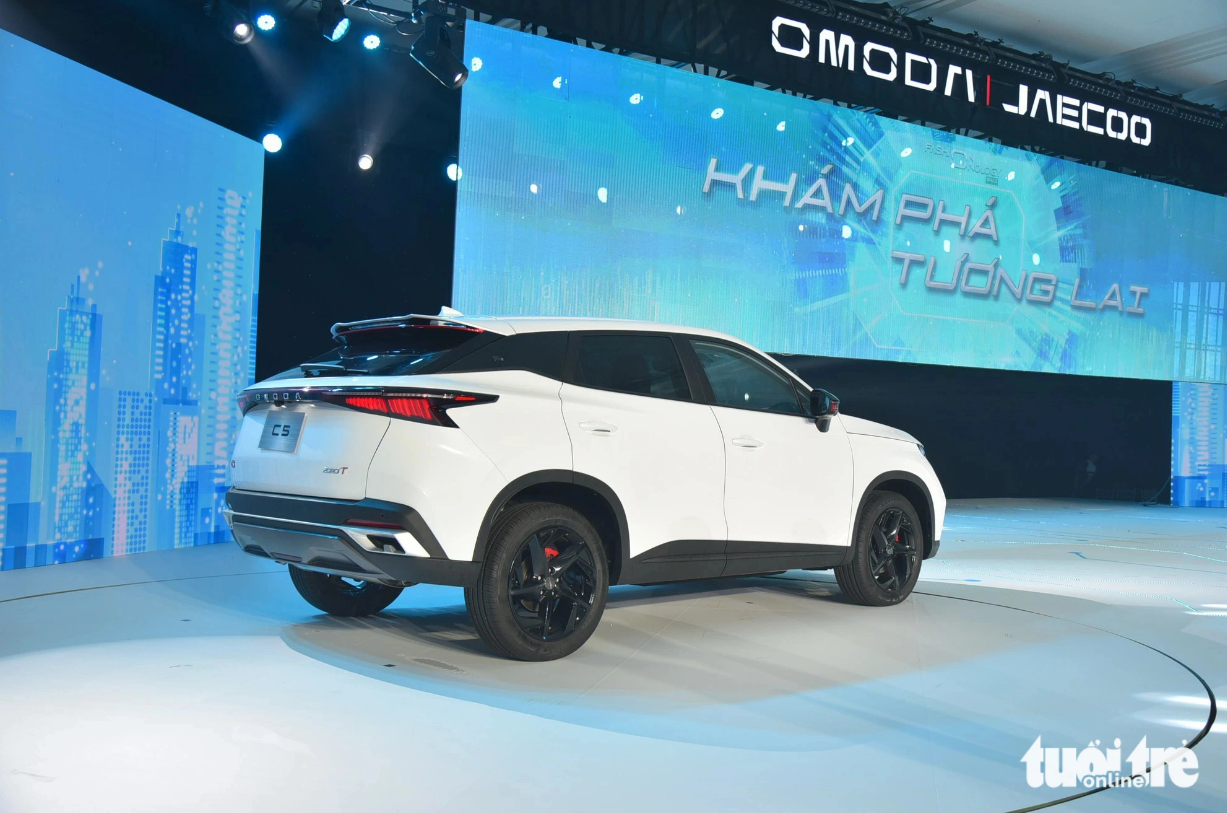 The Omoda C5 has a fastback-style rear section and 18-inch multi-spoke wheels.