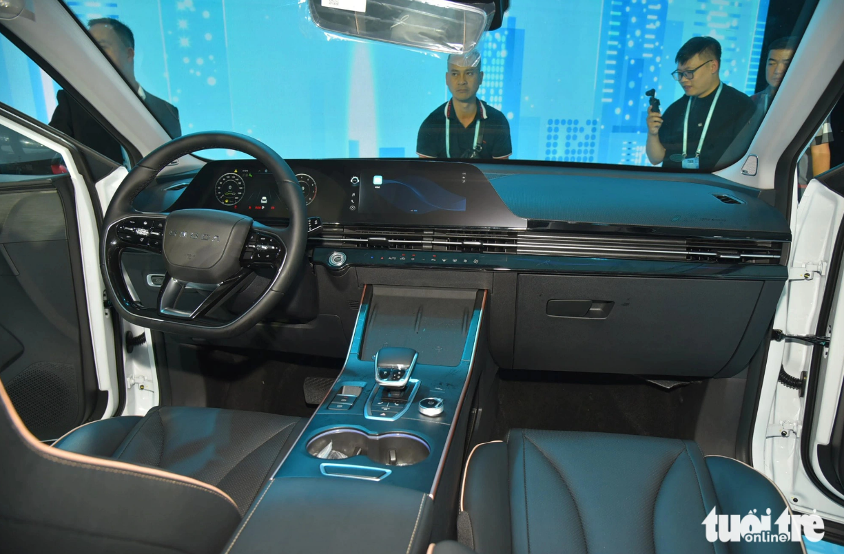 The modern interior of the Omoda C5 is equipped with two integrated 10.25-inch high-definition digital screens connected with wireless Apple CarPlay and Android Auto systems. The Premium version features heated and cooled seats, a dual-zone automatic climate control, and a Sony sound system.