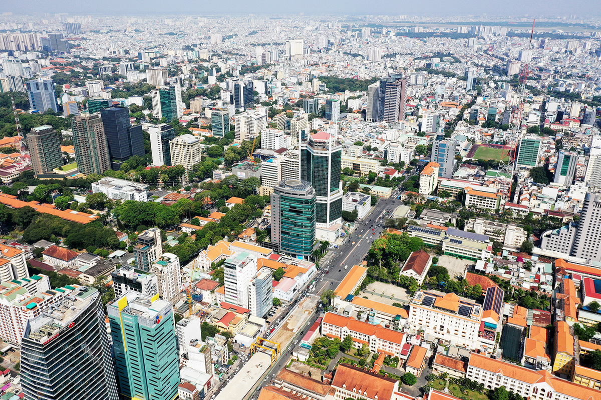 Can a person of Vietnamese origin without a Vietnamese passport buy real estate in Vietnam?