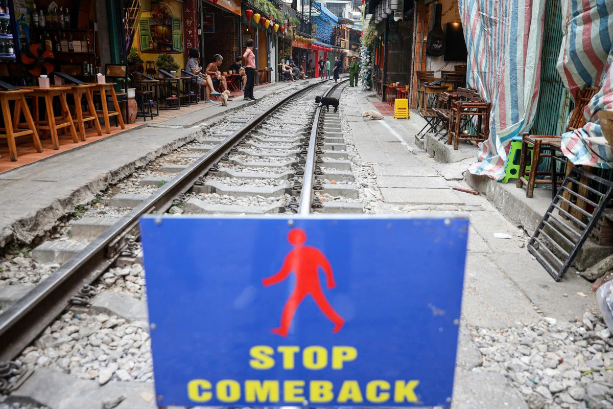 Barricades with English-language warnings are installed to alert visitors about safety risks along Hanoi’s trackside café streets. Photo: D. Tien / Tuoi Tre