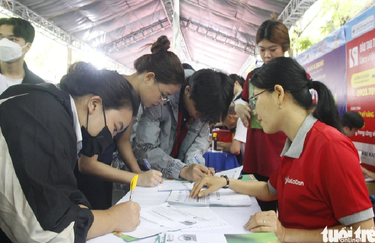 Up to 82 percent of Vietnamese companies plan salary raises for 2025: survey