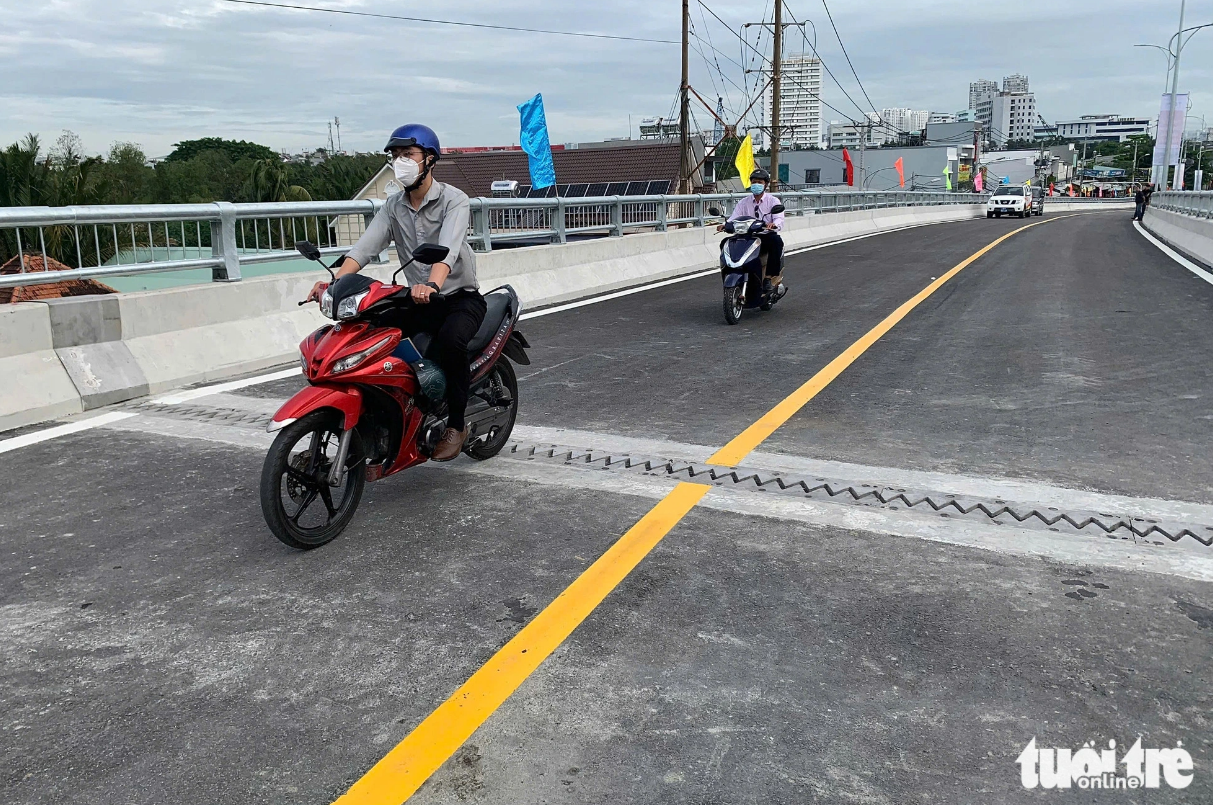 Vehicles travel on the new Rach Dia Bridge in Ho Chi Minh City after it opens to traffic on November 28, 2024. Photo: Phuong Nhi / Tuoi Tre