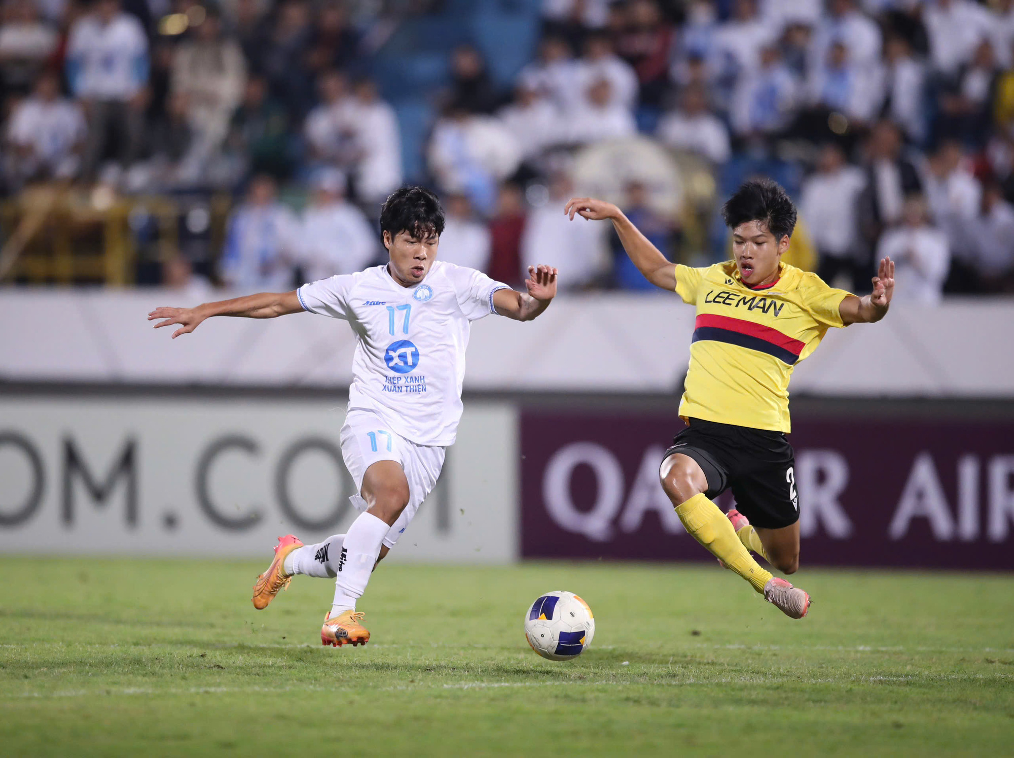 Players from Vietnam’s Thep Xanh Nam Dinh FC (white jersey) and Hong Kong’s Lee Man compete for the ball in their Group G match at Thien Truong Stadium in Nam Dinh Province, northern Vietnam, November 27, 2024. Photo: Minh Duc / Tuoi Tre