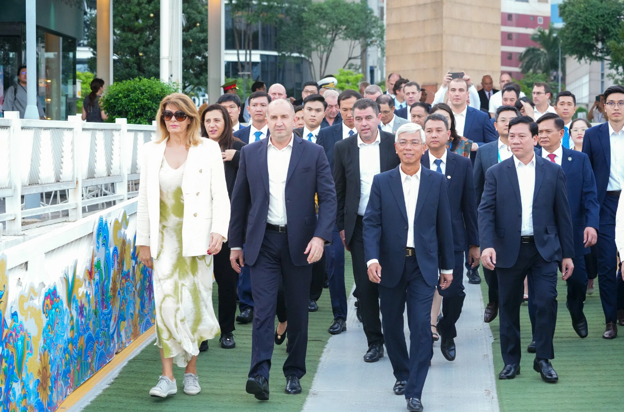 Vo Van Hoan (first row, left), vice-chairman of the Ho Chi Minh City People's Committee, Bulgarian President Rumen Radev (second, right), his spouse, and a delegation of Vietnamese officials board a water bus in Ho Chi Minh City on November 27, 2024. Photo: Huu Hanh / Tuoi Tre