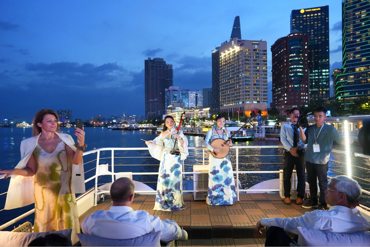 Bulgarian President Rumen Radev and his spouse, Desislava Radeva, enjoy art performances on a water bus traveling along the Saigon River on November 27, 2024. Photo: Huu Hanh / Tuoi Tre