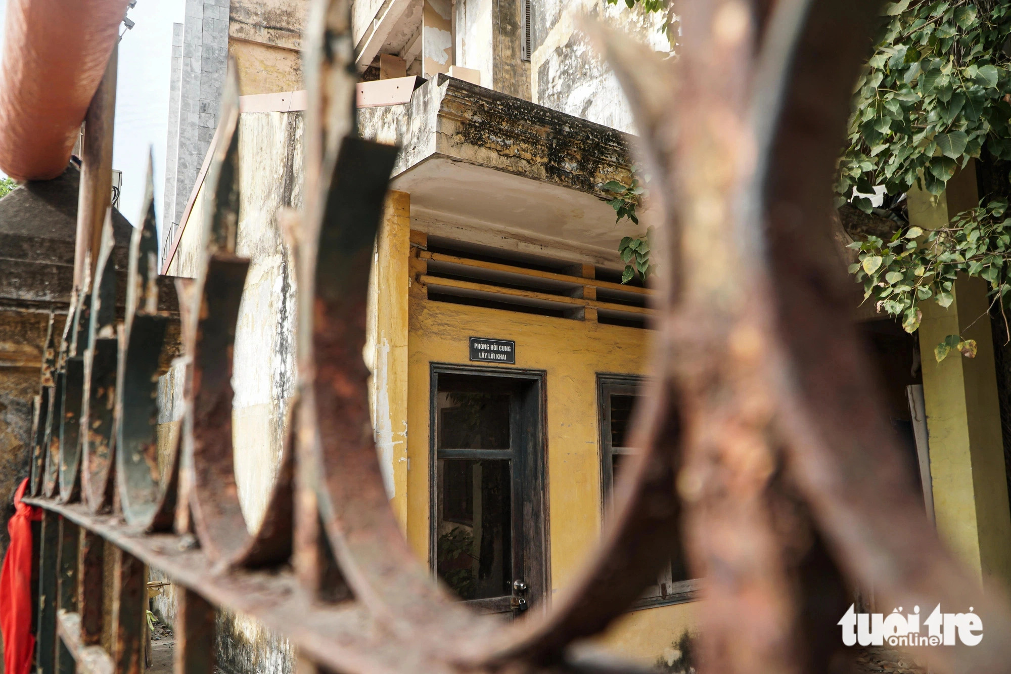 The rusty gates remain locked. Photo: Pham Tuan / Tuoi Tre