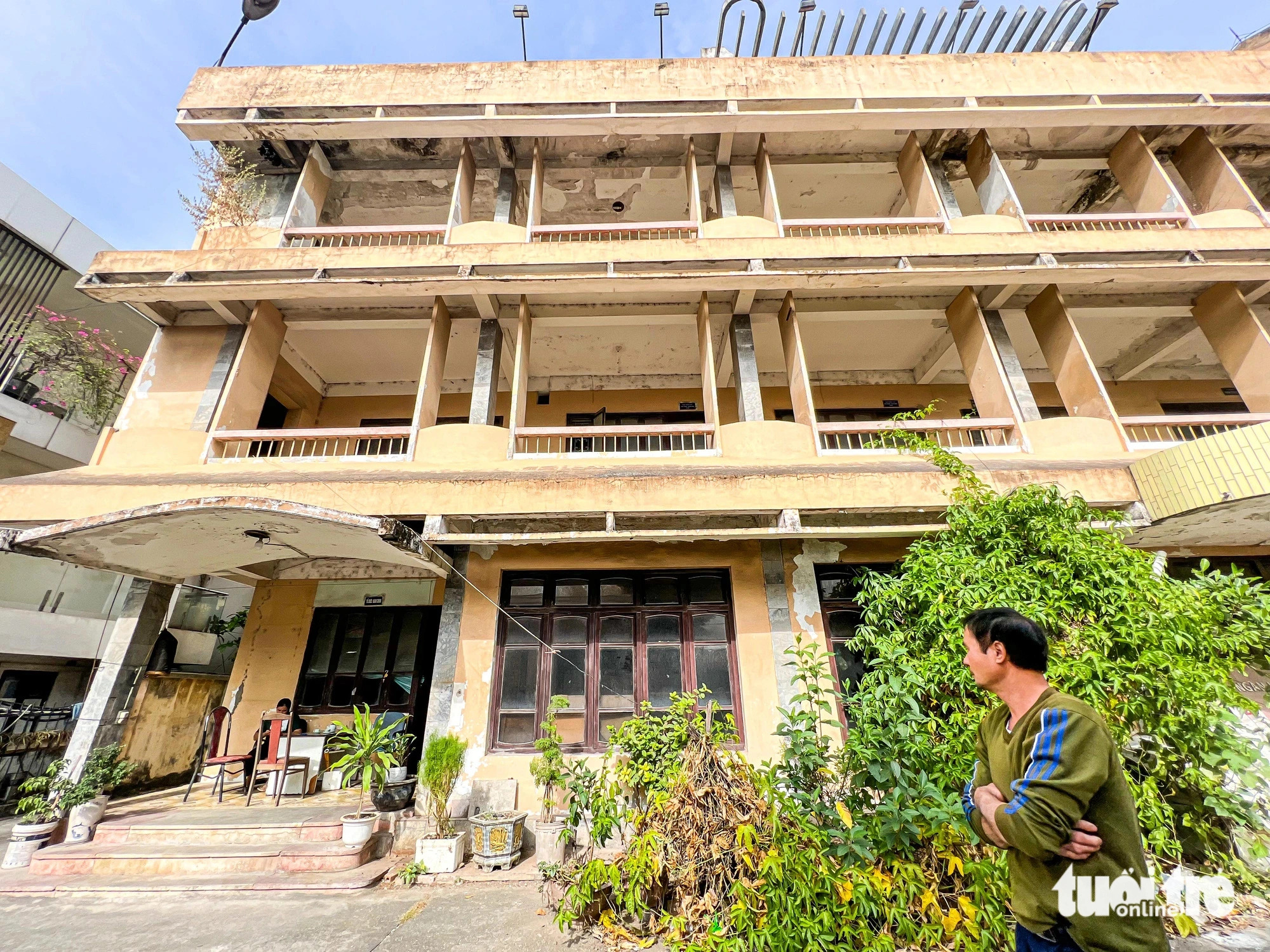 The former Ha Tay Provincial Radio and Television Station also stands vacant, with its three-story structure suffering severe deterioration. Photo: Pham Tuan / Tuoi Tre