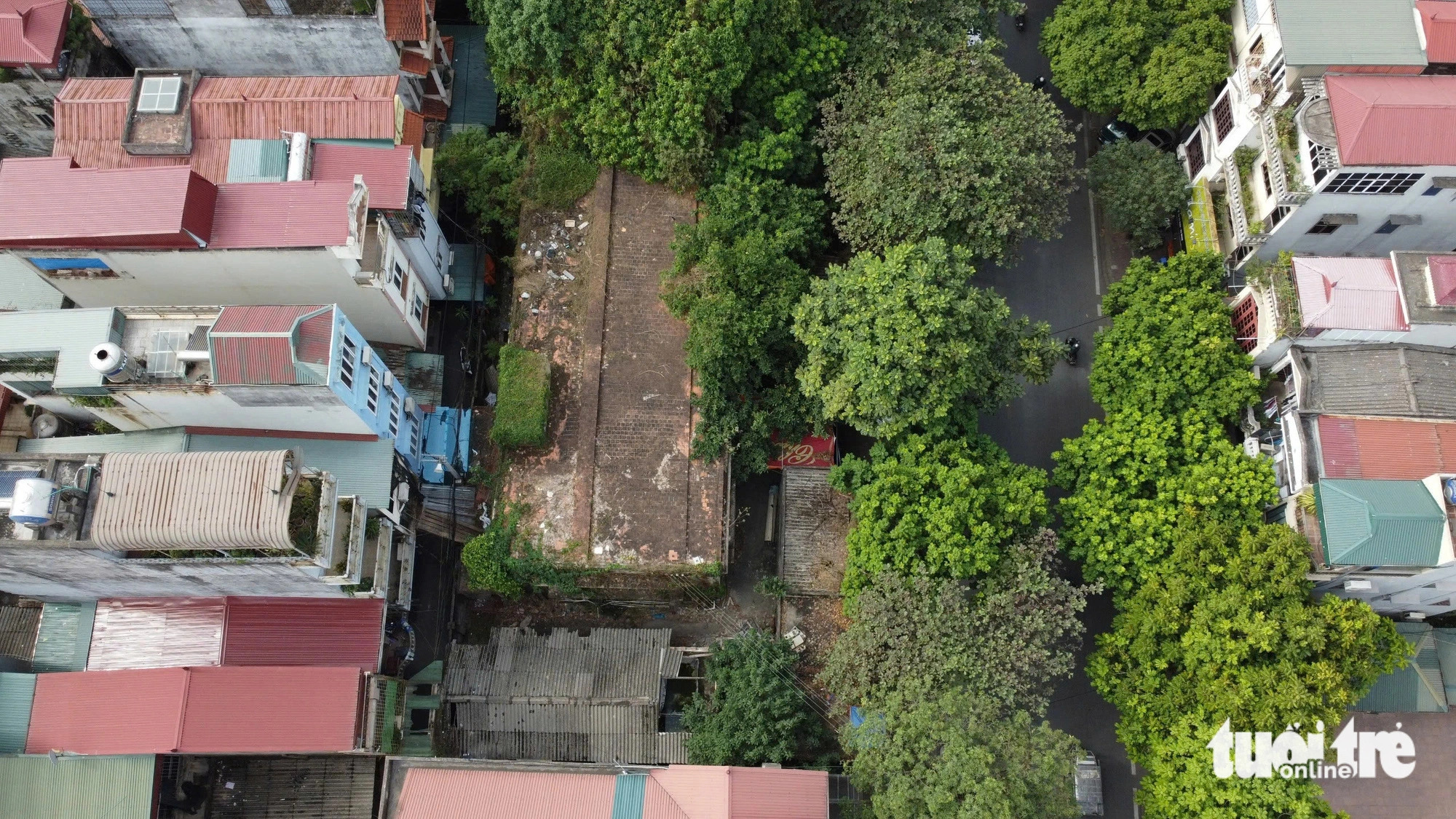 Located at 55 To Hieu Street in Ha Dong District, Hanoi, this neglected building, once a state-run office, is overshadowed by surrounding modern houses and lush greenery. Photo: Pham Tuan / Tuoi Tre