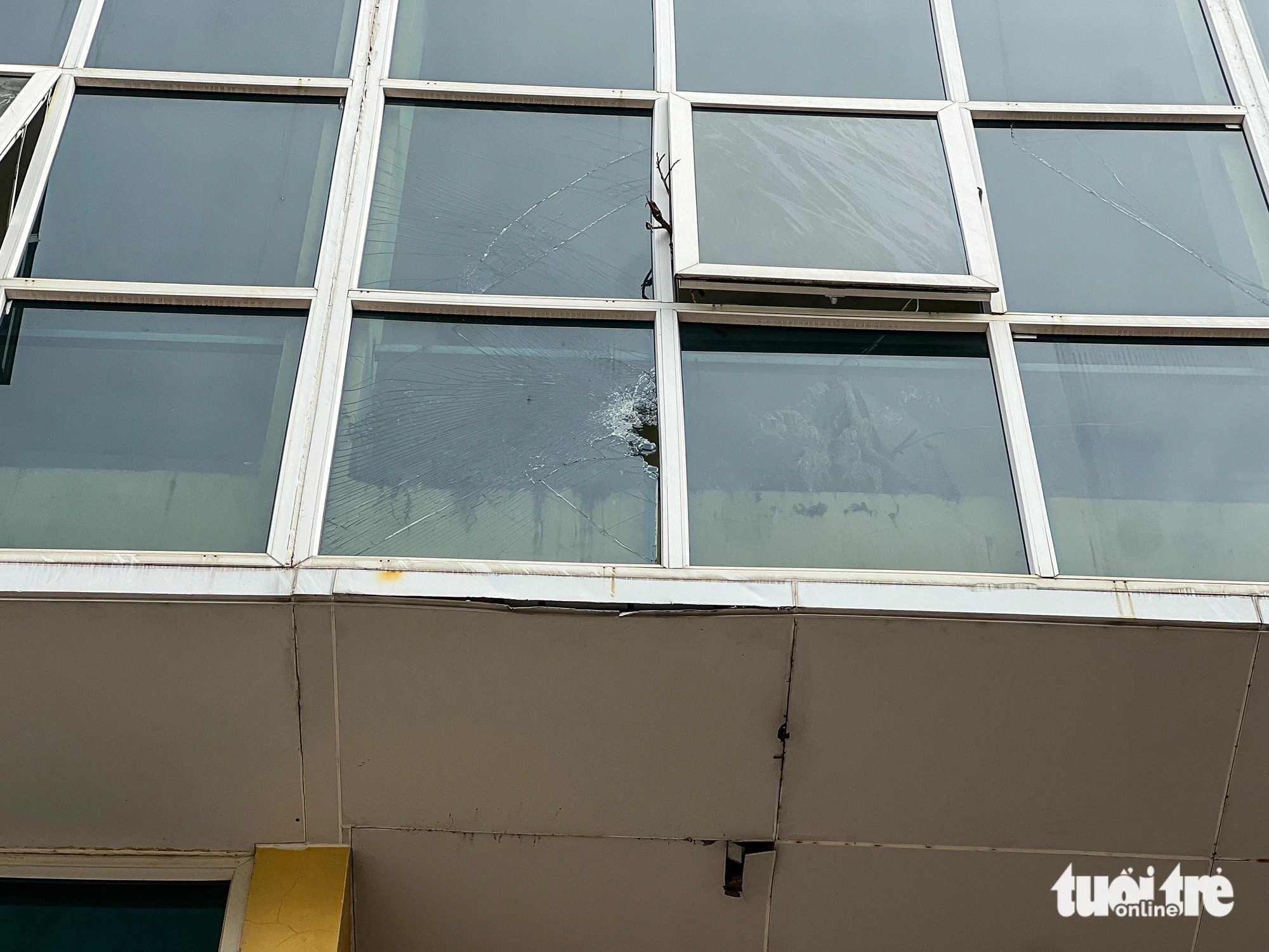 The building’s glass panes shattered. Photo: Pham Tuan / Tuoi Tre