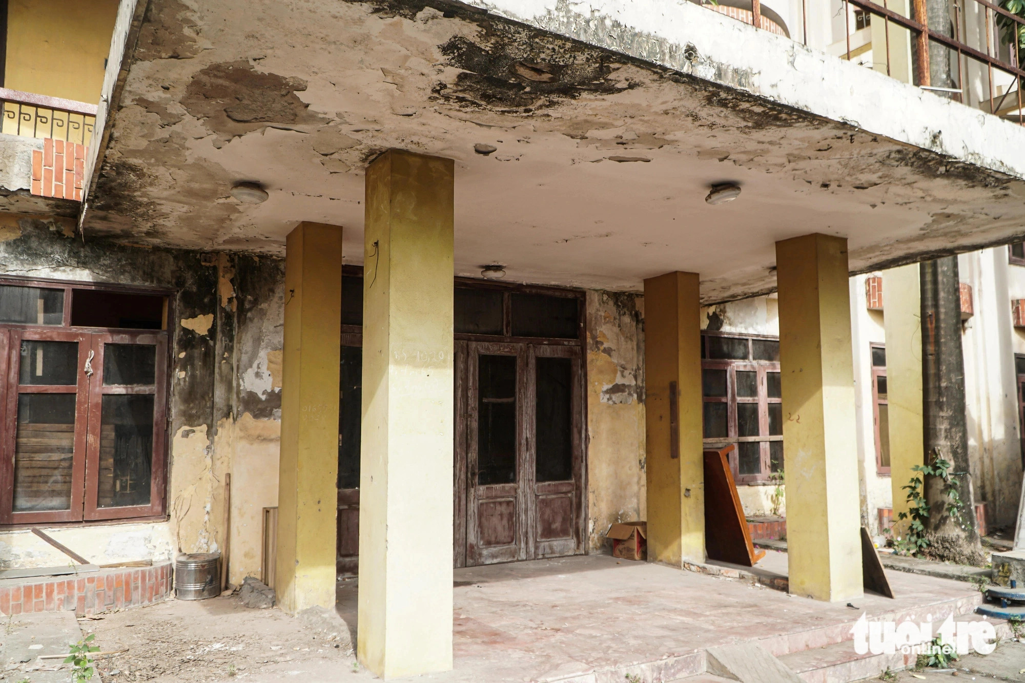 The building’s interior is in a state of disrepair. Photo: Pham Tuan / Tuoi Tre