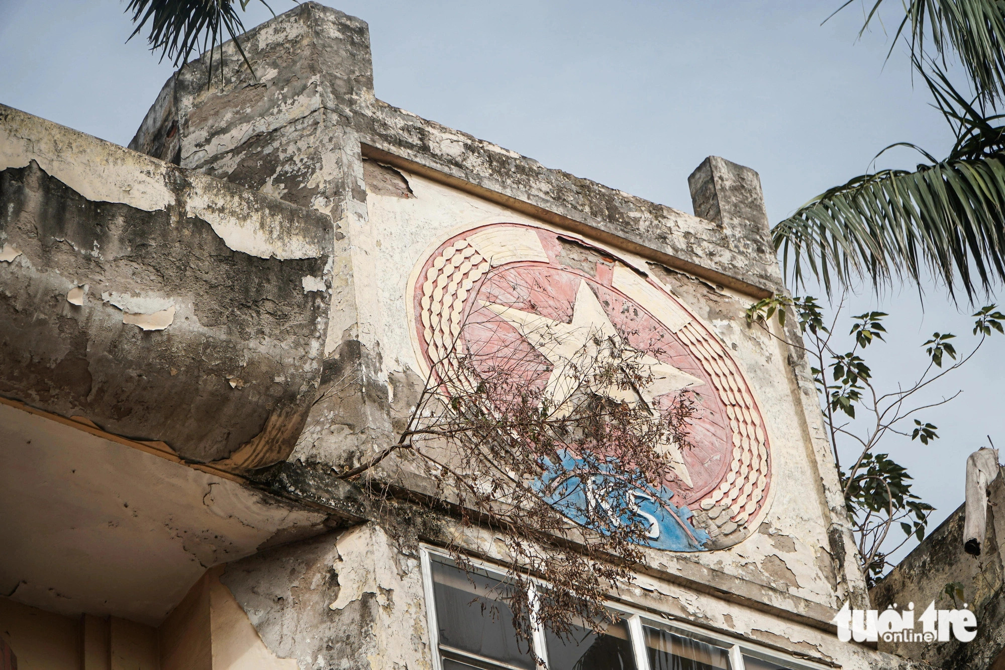 The building’s interior is in a state of disrepair. Photo: Pham Tuan / Tuoi Tre