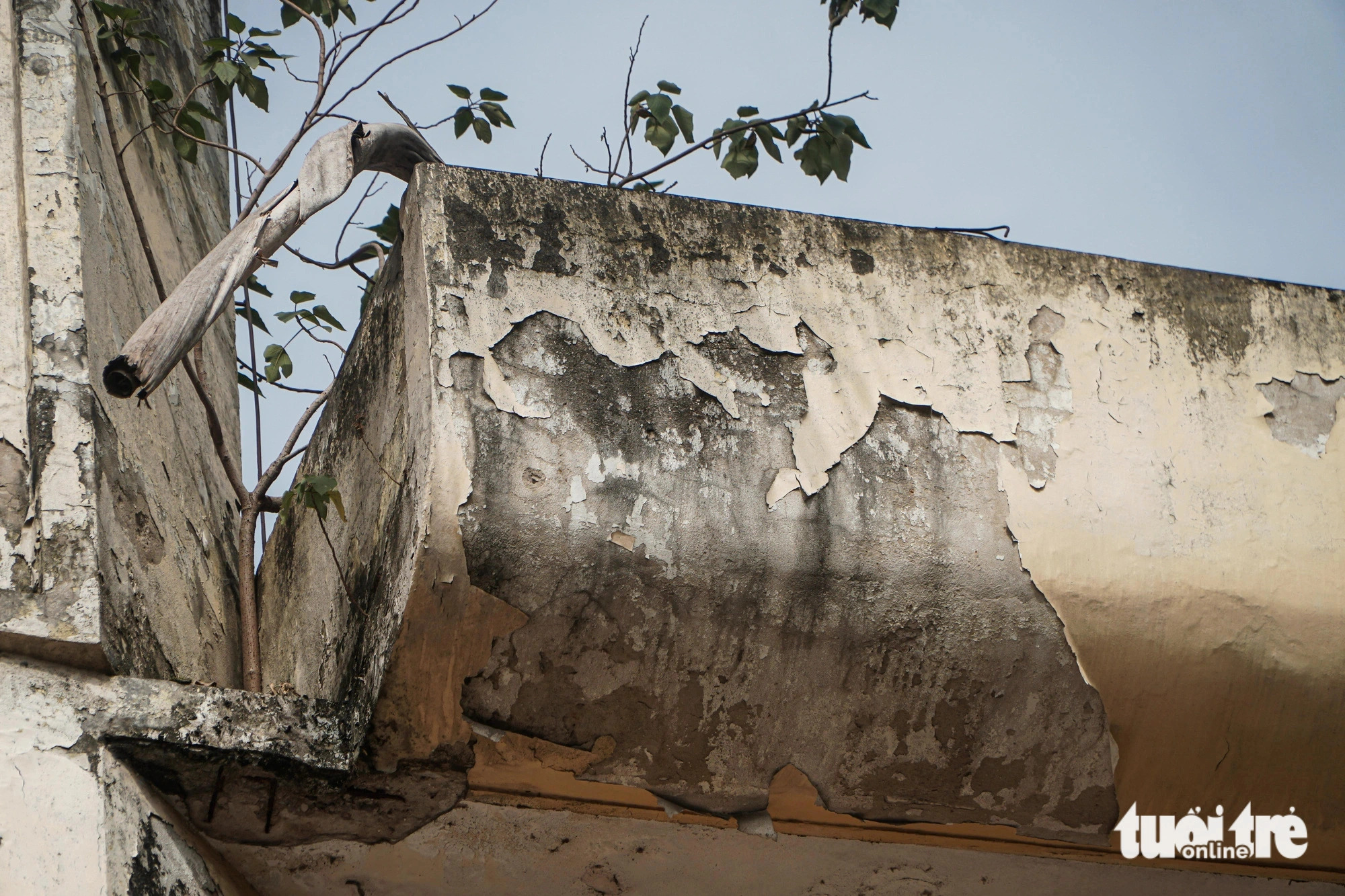 The building’s interior is in a state of disrepair. Photo: Pham Tuan / Tuoi Tre