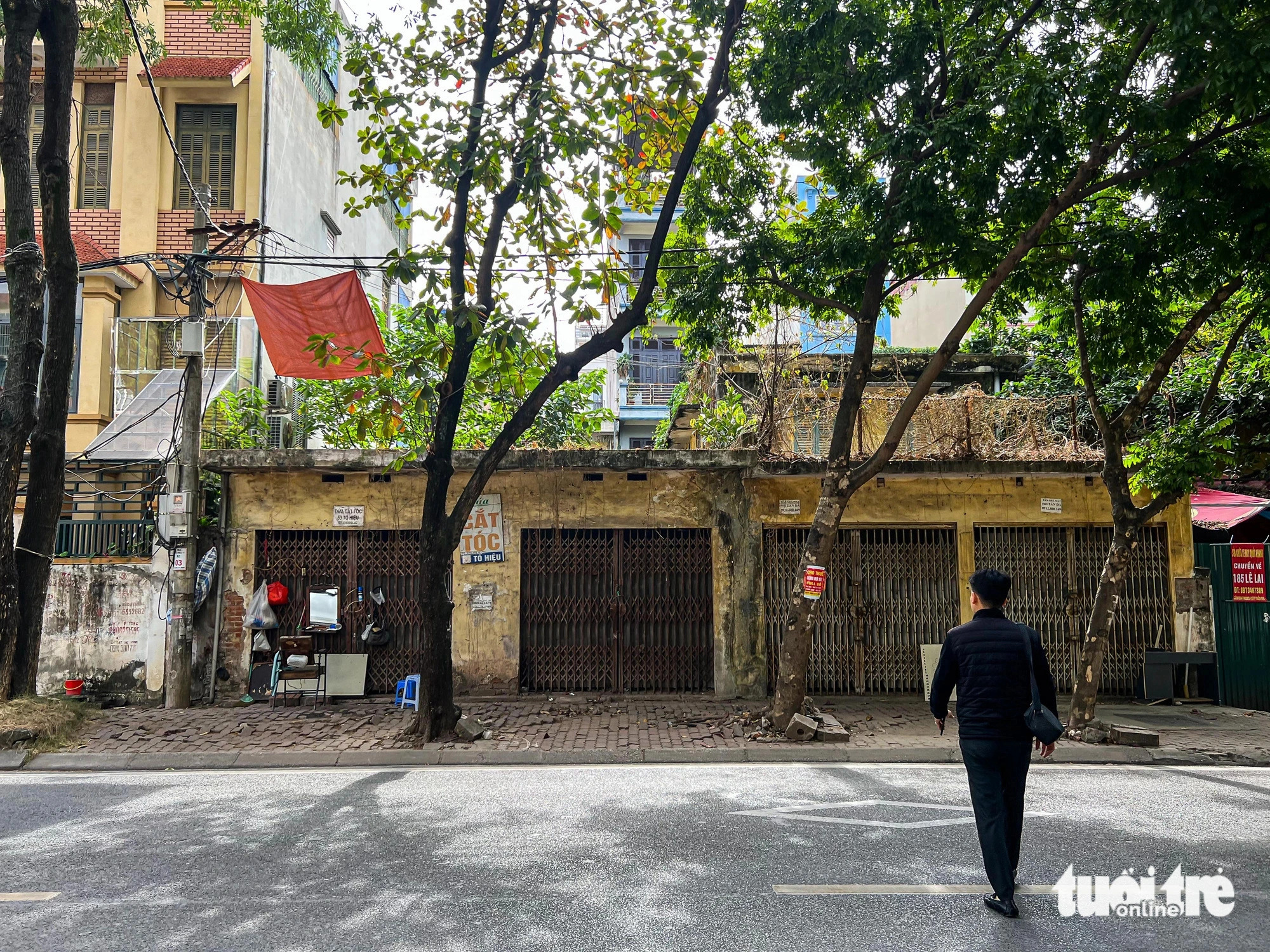 Both the exterior and interior of the building at 55 To Hieu Street are in poor condition, appearing rundown despite its location on a busy street. Photo: Pham Tuan / Tuoi Tre