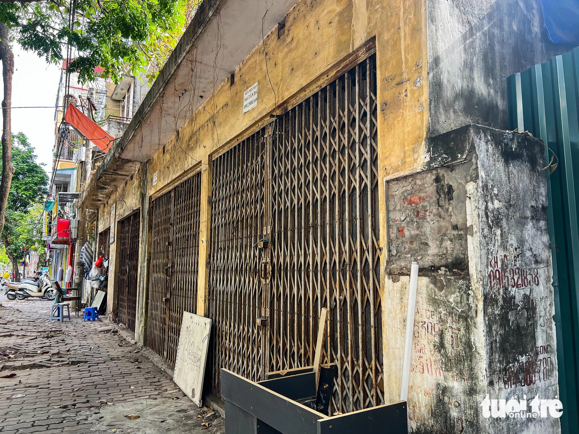 Both the exterior and interior of the building at 55 To Hieu Street are in poor condition, appearing rundown despite its location on a busy street. Photo: Pham Tuan / Tuoi Tre