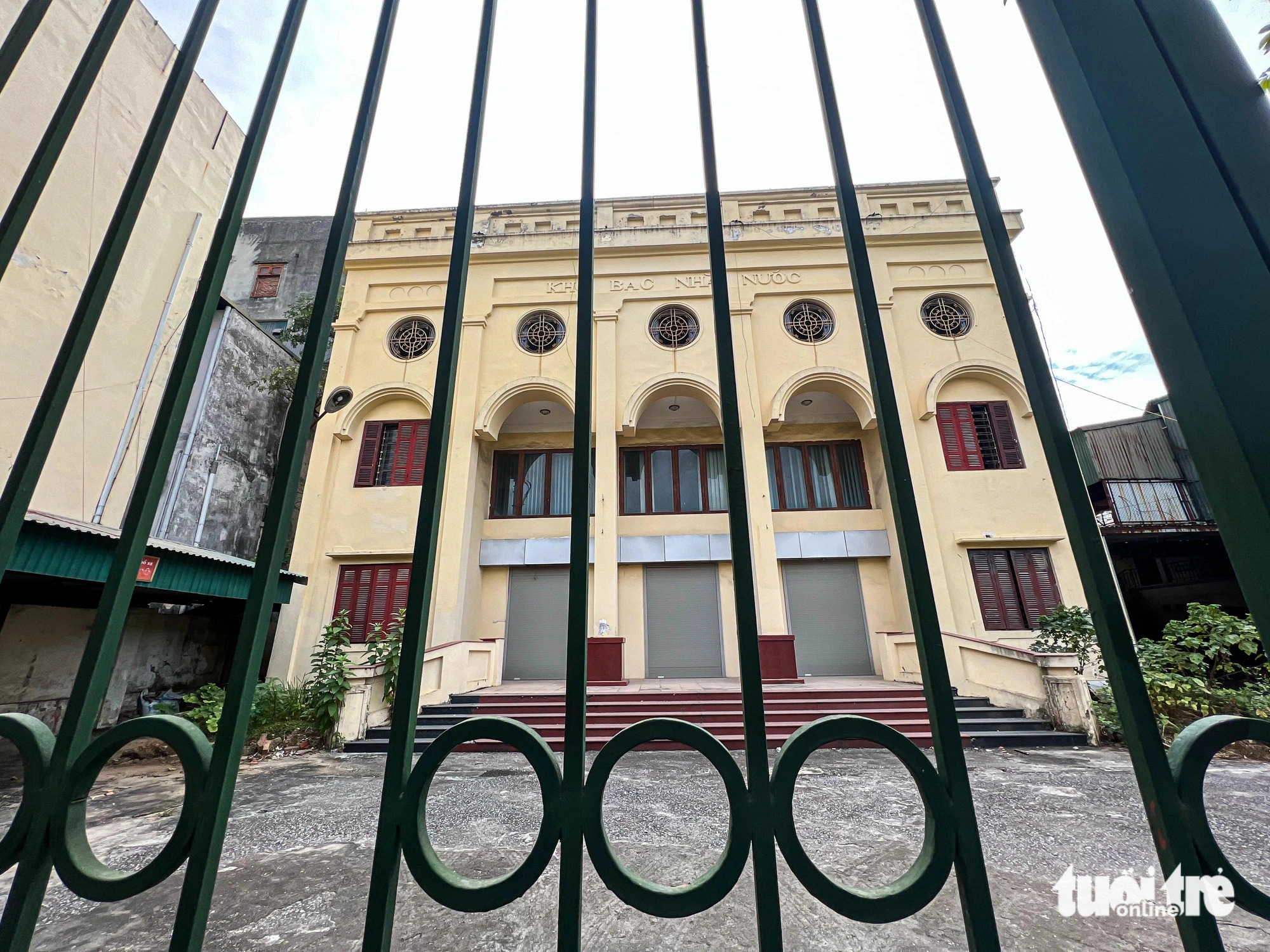 At 29 To Hieu, the former Ha Dong State Treasury building remains shuttered. Photo: Pham Tuan / Tuoi Tre