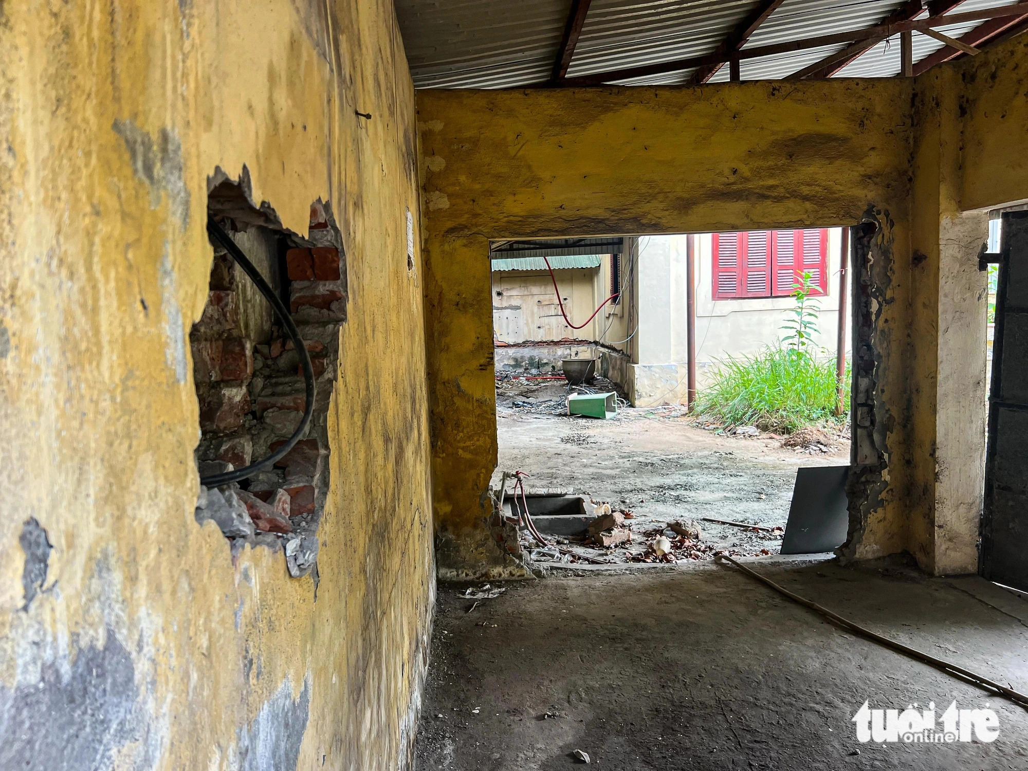 At 29 To Hieu, the former Ha Dong State Treasury building remains shuttered. Photo: Pham Tuan / Tuoi Tre