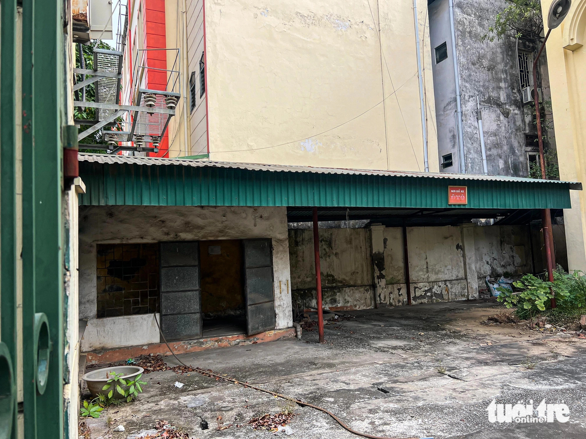 At 29 To Hieu, the former Ha Dong State Treasury building remains shuttered. Photo: Pham Tuan / Tuoi Tre