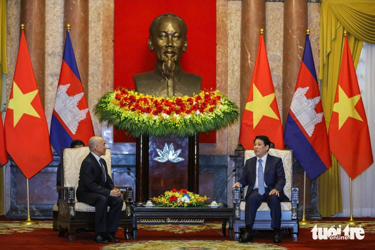 Cambodian King Norodom Sihamoni (L) and Vietnamese State President Luong Cuong talk at their meeting in Hanoi on November 28, 2024. Photo: Danh Khang / Tuoi Tre