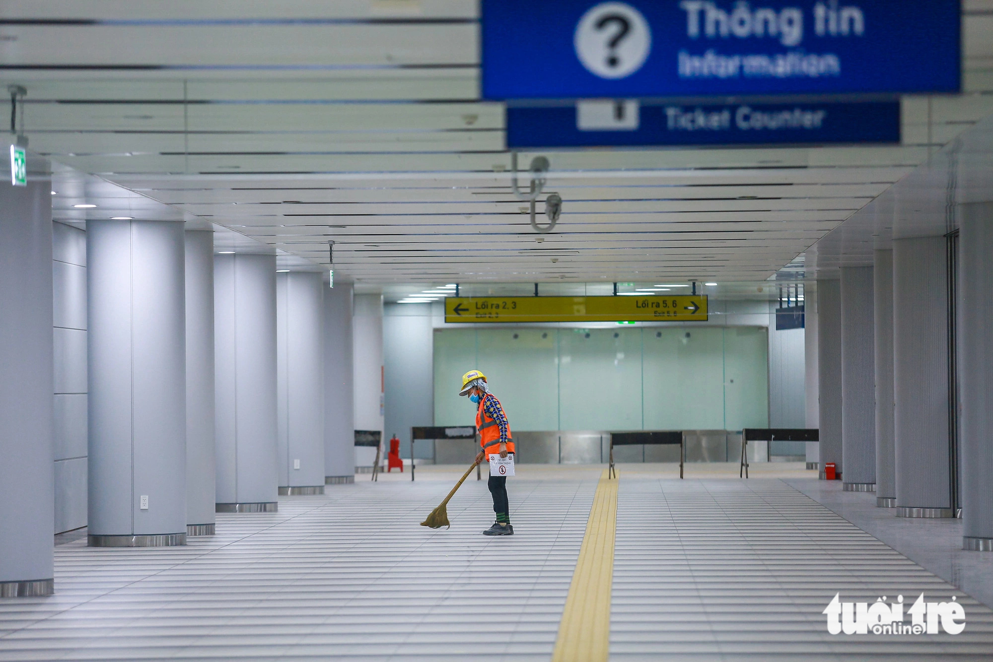 A worker cleans the first floor of Ben Thanh underground station on metro line No. 1 in District 1, Ho Chi Minh City. Photo: Chau Tuan / Tuoi Tre