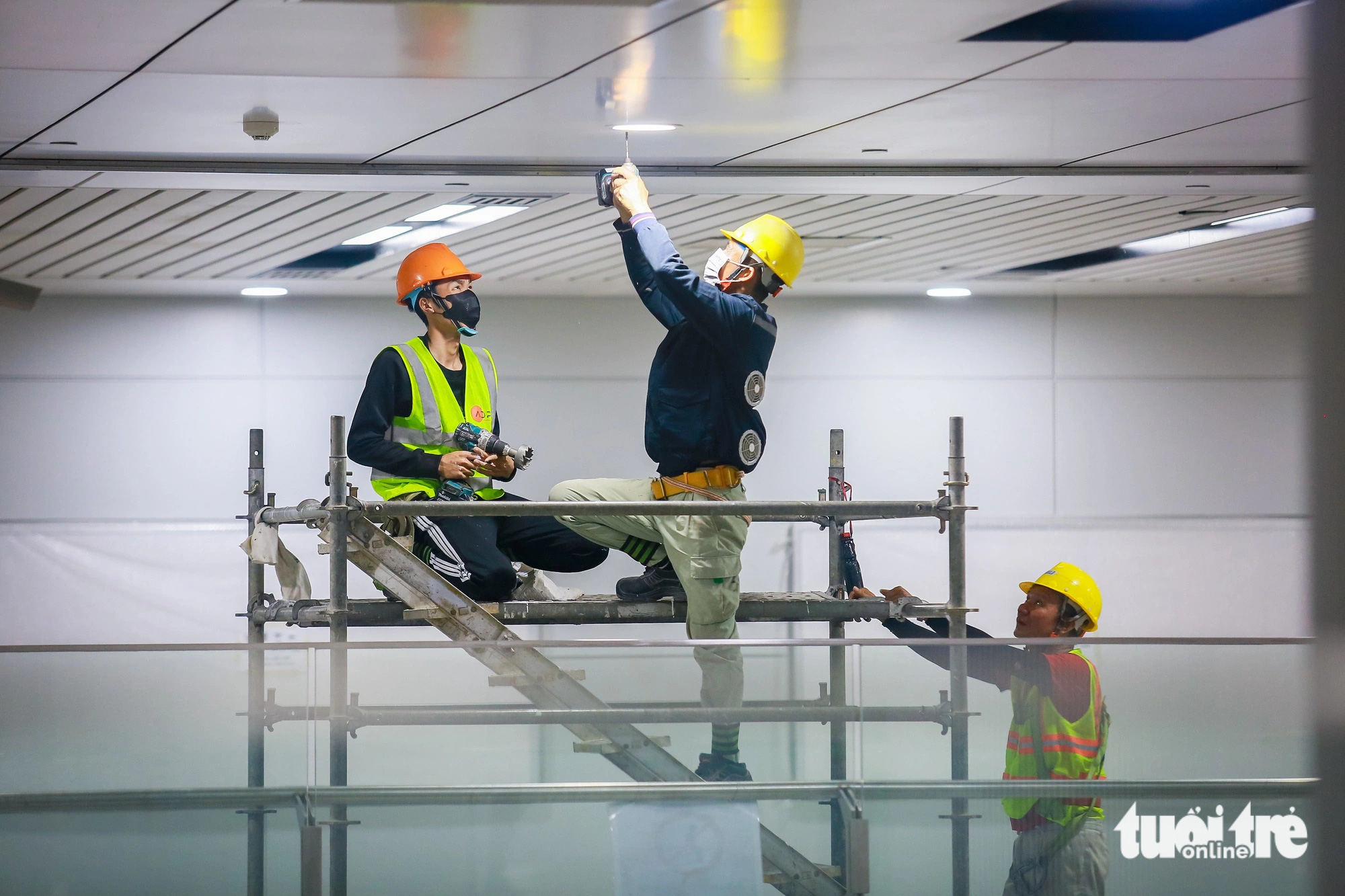 Workers complete final touches at Ben Thanh underground station on metro line No. 1 in District 1, Ho Chi Minh City. Photo: Chau Tuan / Tuoi Tre