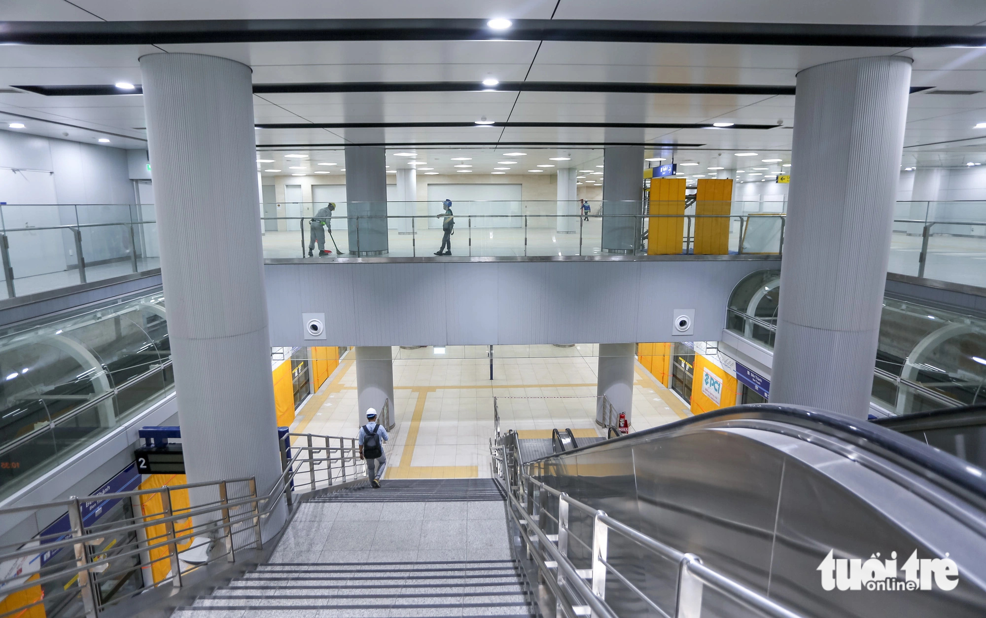 A worker walks down the stairs at Ben Thanh underground station on metro line No. 1 in District 1, Ho Chi Minh City. Photo: Chau Tuan / Tuoi Tre