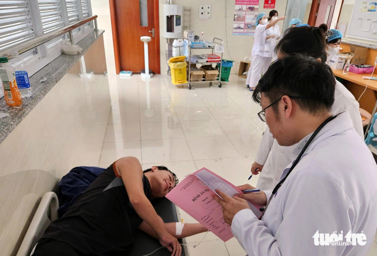 Doctors visit a patient with suspected banh mi food poisoning at Vung Tau Hospital in Vung Tau City, Ba Ria-Vung Tau Province, southern Vietnam. Photo: Dong Ha / Tuoi Tre