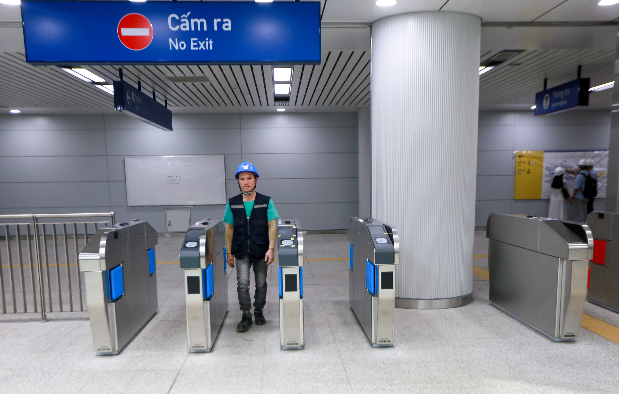 A worker stands at the access gate to the platforms of Ben Thanh underground station on metro line No. 1 in District 1, Ho Chi Minh City. Photo: Thu Dung / Tuoi Tre