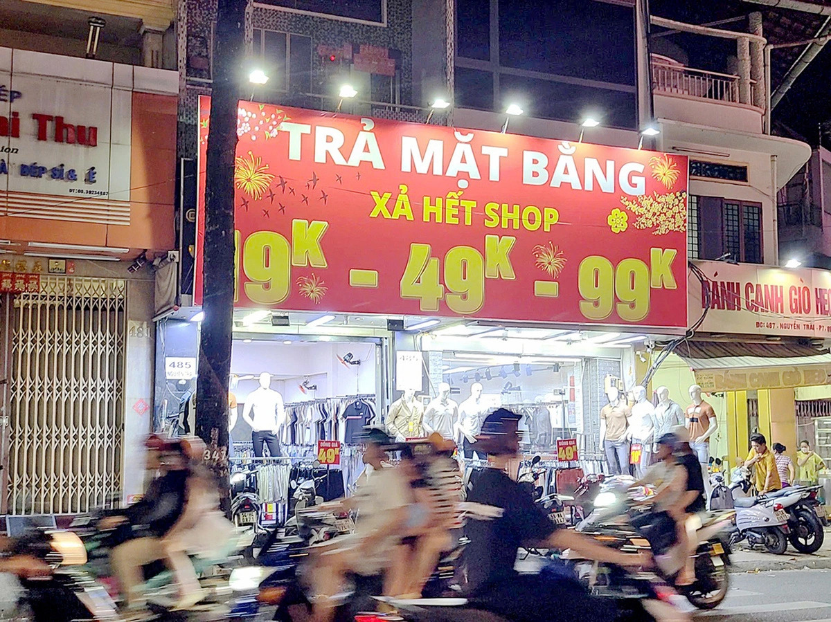 Several Vietnamese fashion brands are struggling and exiting the market during the peak year-end season. Photo: Nhat Xuan / Tuoi Tre