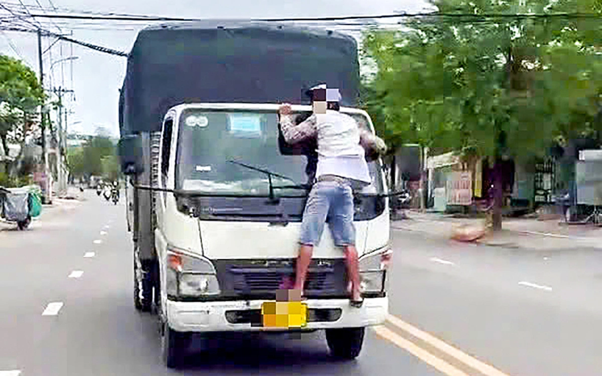 Authorities investigate case of man clinging to moving truck in Ho Chi Minh City