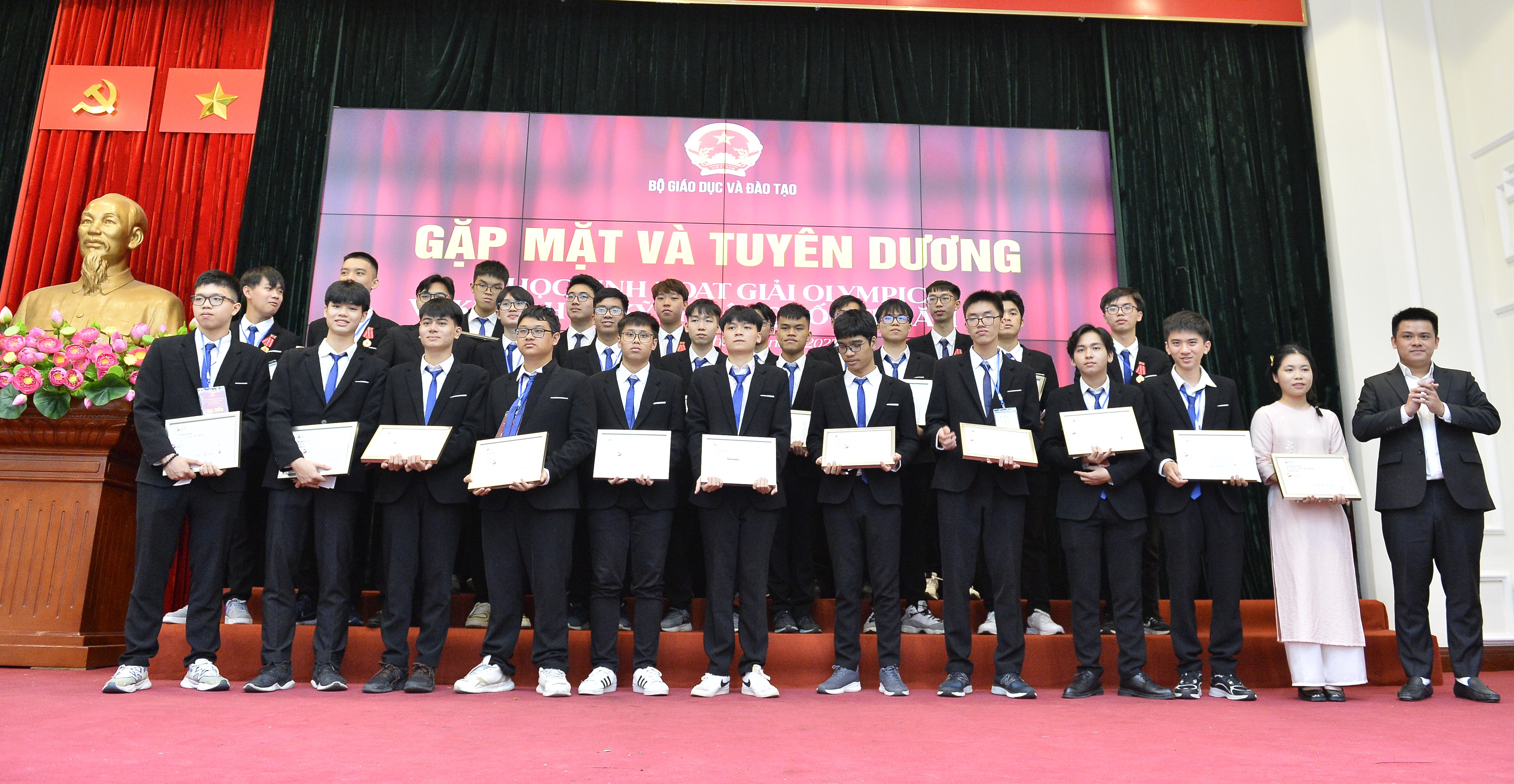 CEO Le Dinh Luc (front row, right) presents certificates and awards to Vietnamese talents who won medals at the 2023 International Olympiads at the Ministry of Education and Training headquarters in Hanoi. Photo: V.S.