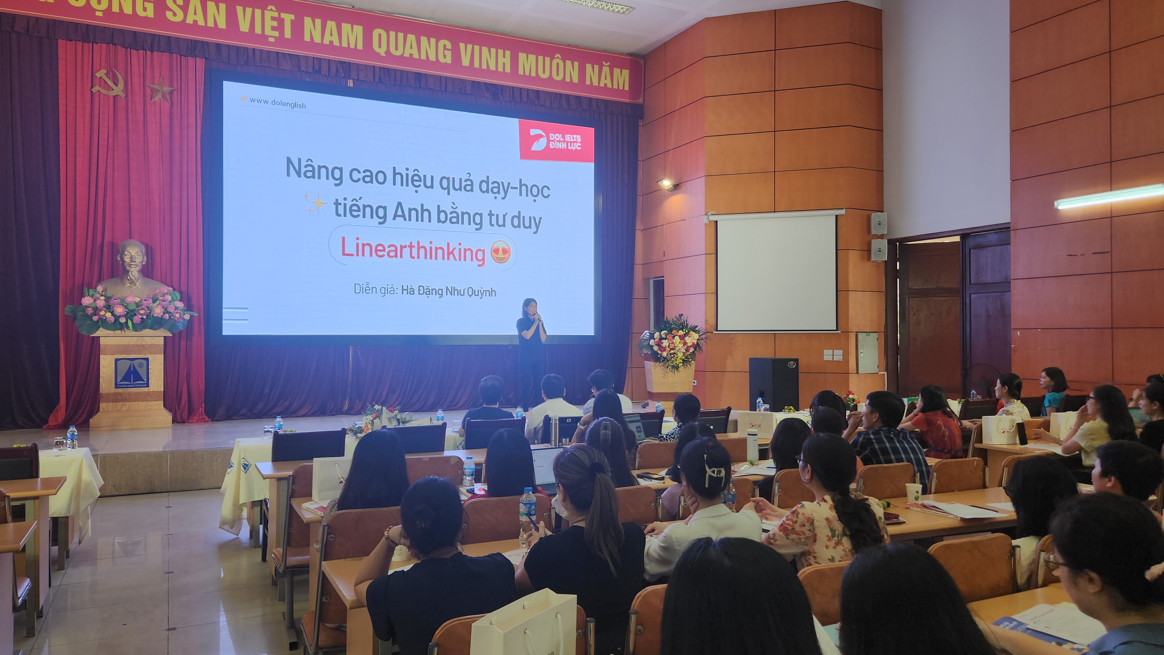 Ha Dang Nhu Quynh, academic director at DOL English, speaks as a guest trainer at a workshop for secondary school English teachers in Hanoi, August 2024. Photo: D. An