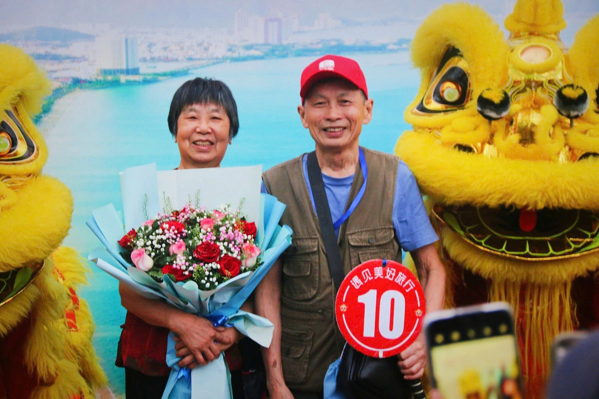 462 Chinese tourists arrive in Nha Trang on trans-Vietnam train