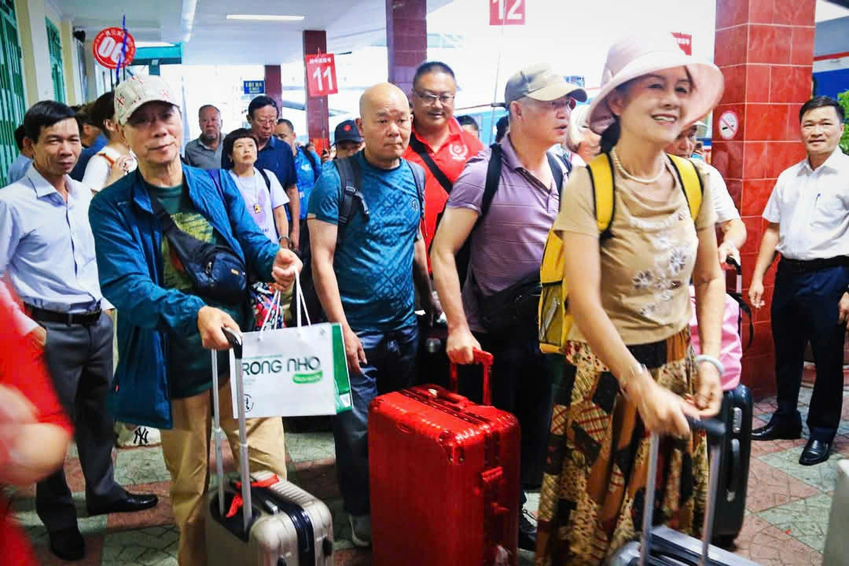 Hundreds of Chinese tourists disembark from a trans-Vietnam train at the Nha Trang Railway Station in Khanh Hoa Province. Photo: V.T. / Tuoi Tre