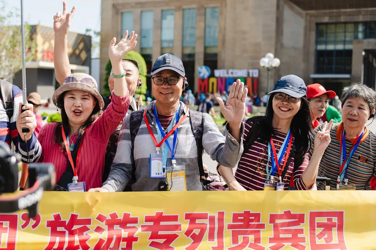 Chinese tourists arrive at the Mong Cai Border Gate in Quang Ninh Province, northern Vietnam, November 23, 2024. Photo: VCORP