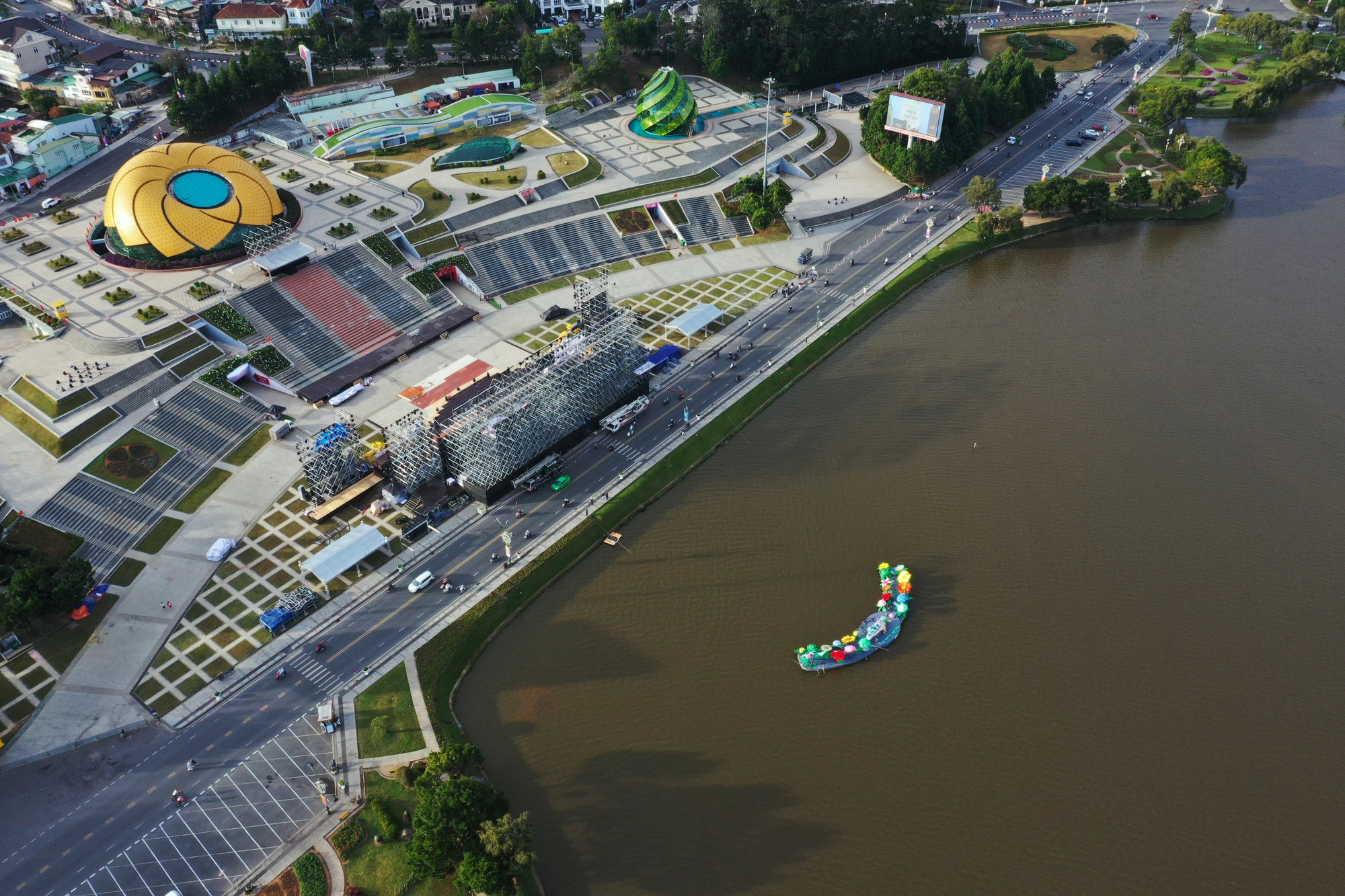 Da Lat bans over-29-seater cars around Xuan Huong Lake for month-long festival