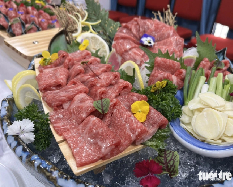 Wagyu Kuroge beef is used in sashimi. Photo: N.Binh / Tuoi Tre