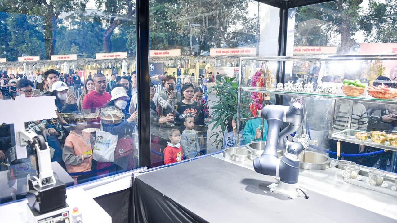 Crowds gather to watch the robot prepare Phở - Photo: Quang Vien / Tuoi Tre